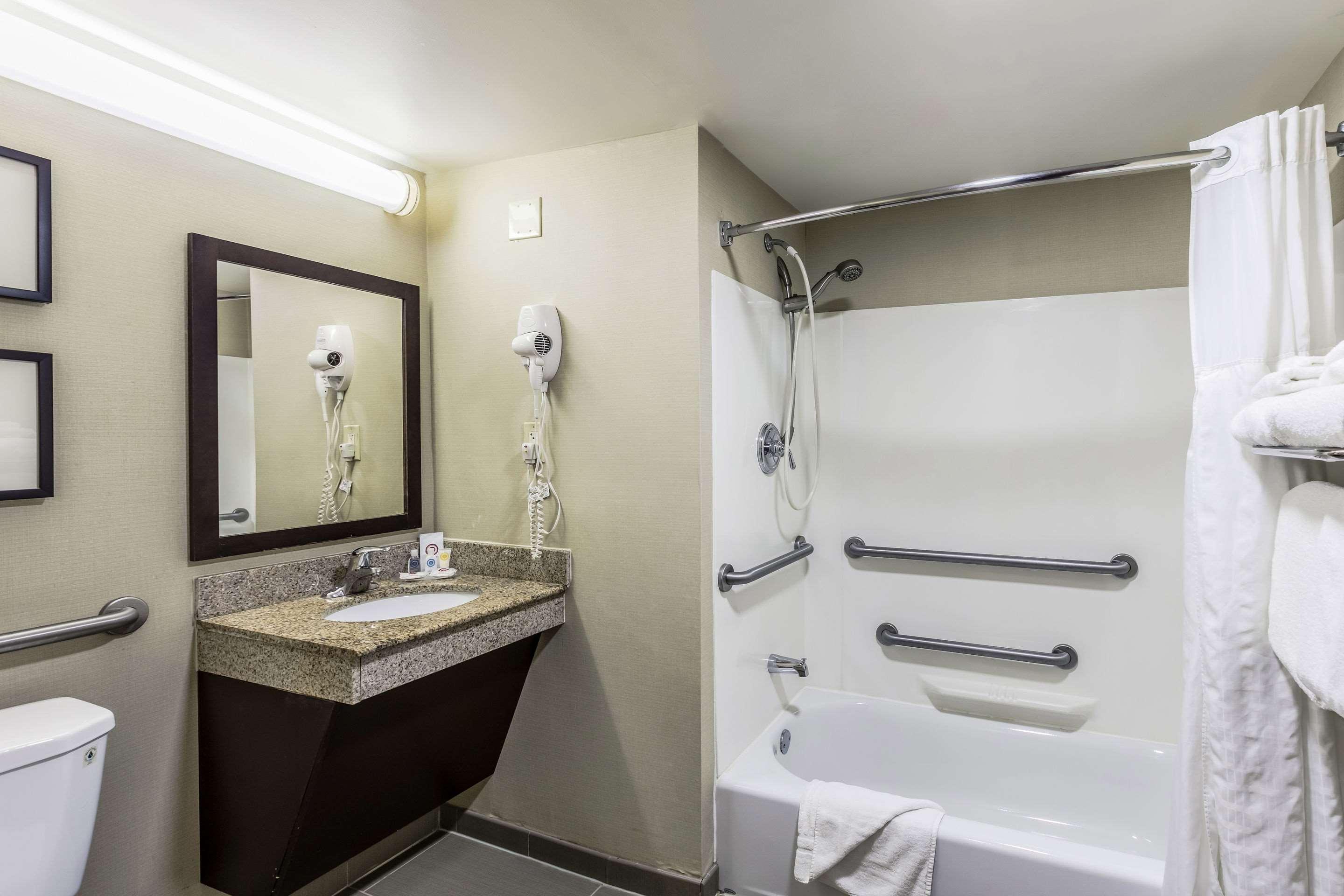 Comfort Inn Medford-Long Island Екстер'єр фото