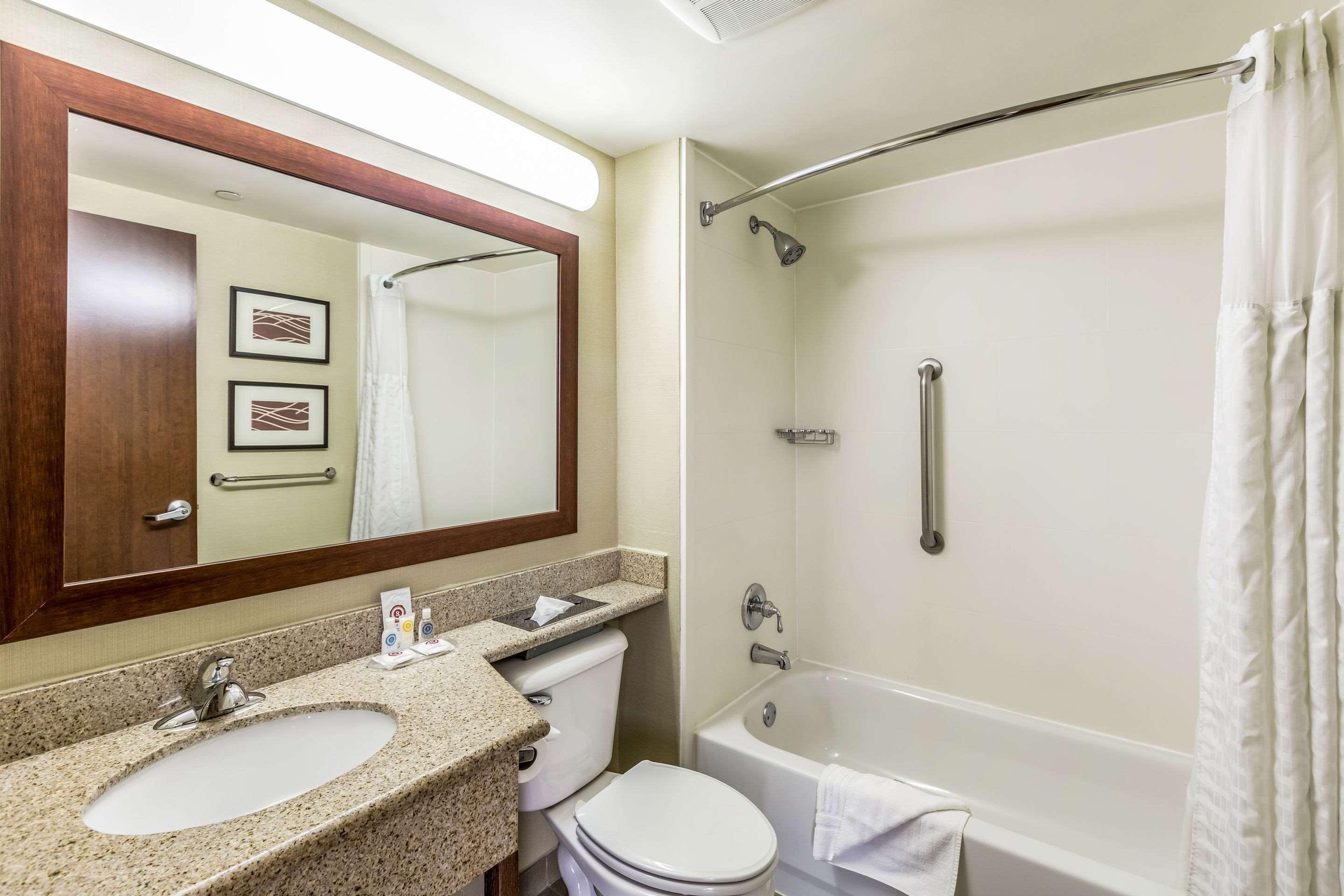 Comfort Inn Medford-Long Island Екстер'єр фото