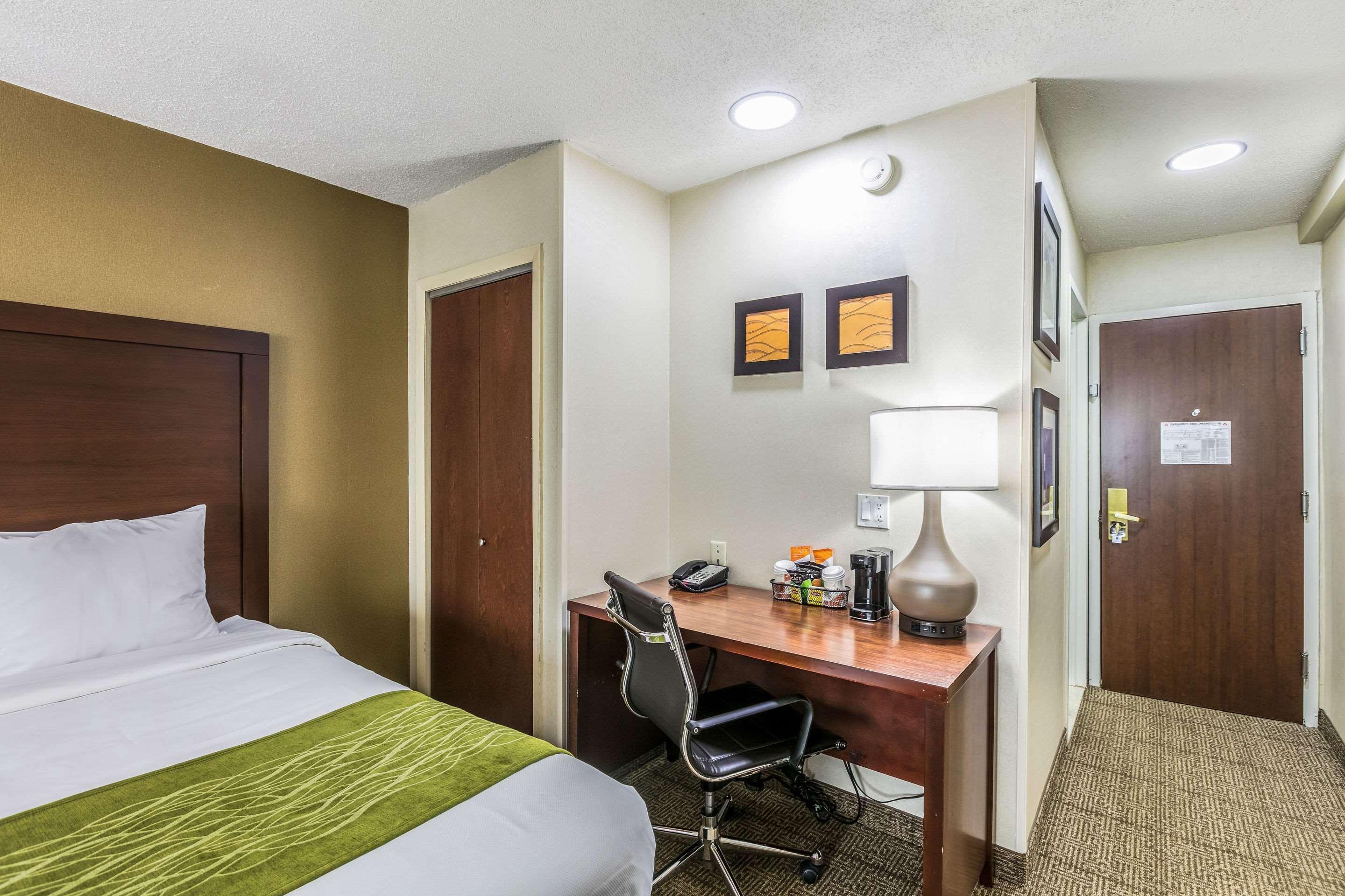Comfort Inn Medford-Long Island Екстер'єр фото